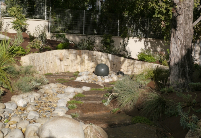 création d'un jardin où les plantes méditerranéennes cotoient la pierre naturelle : calcaire, gneiss, granit