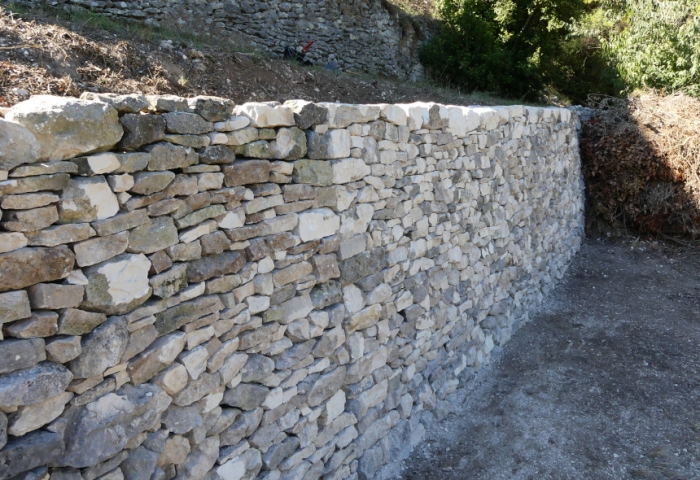 restauration de murs de soutènement en Provence, calcaire opus assisé.
