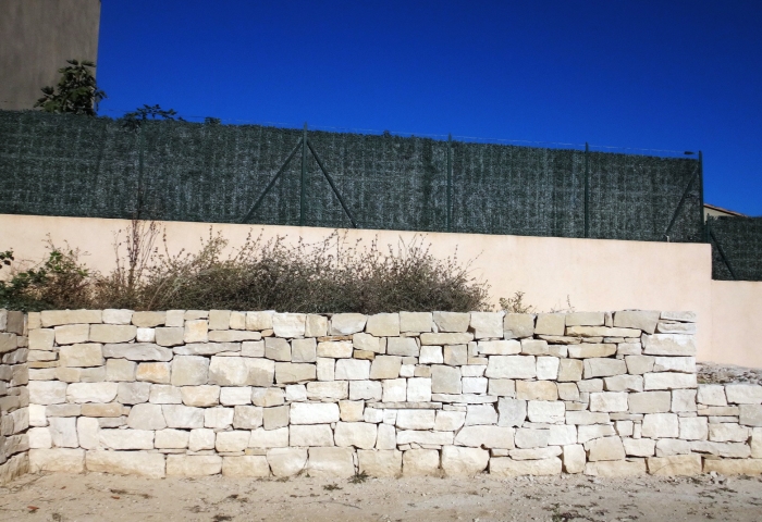 Création d'un mur de soutènement en pierre sèche