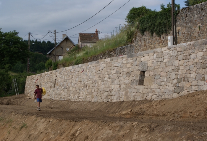 Restauration d'un mur de soutènement routier en granit, entreprises membres d'ABPS