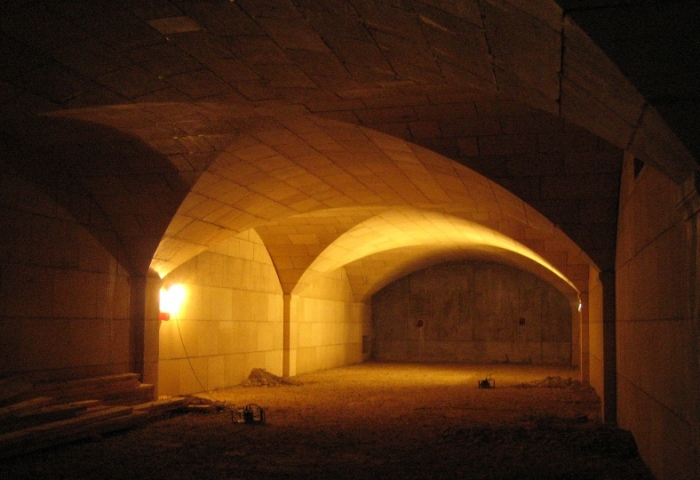 Cave formée de 4 voûtes d’arêtes surbaissées en pierre de Beaulieu